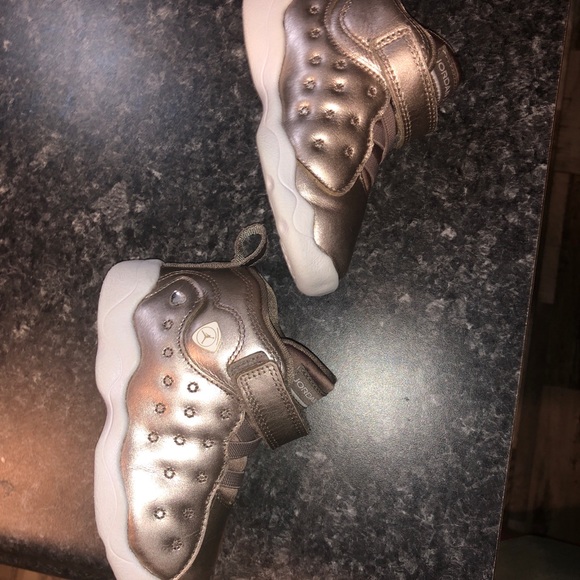 Jordan’s gold toddler girls 7c - Picture 6 of 8